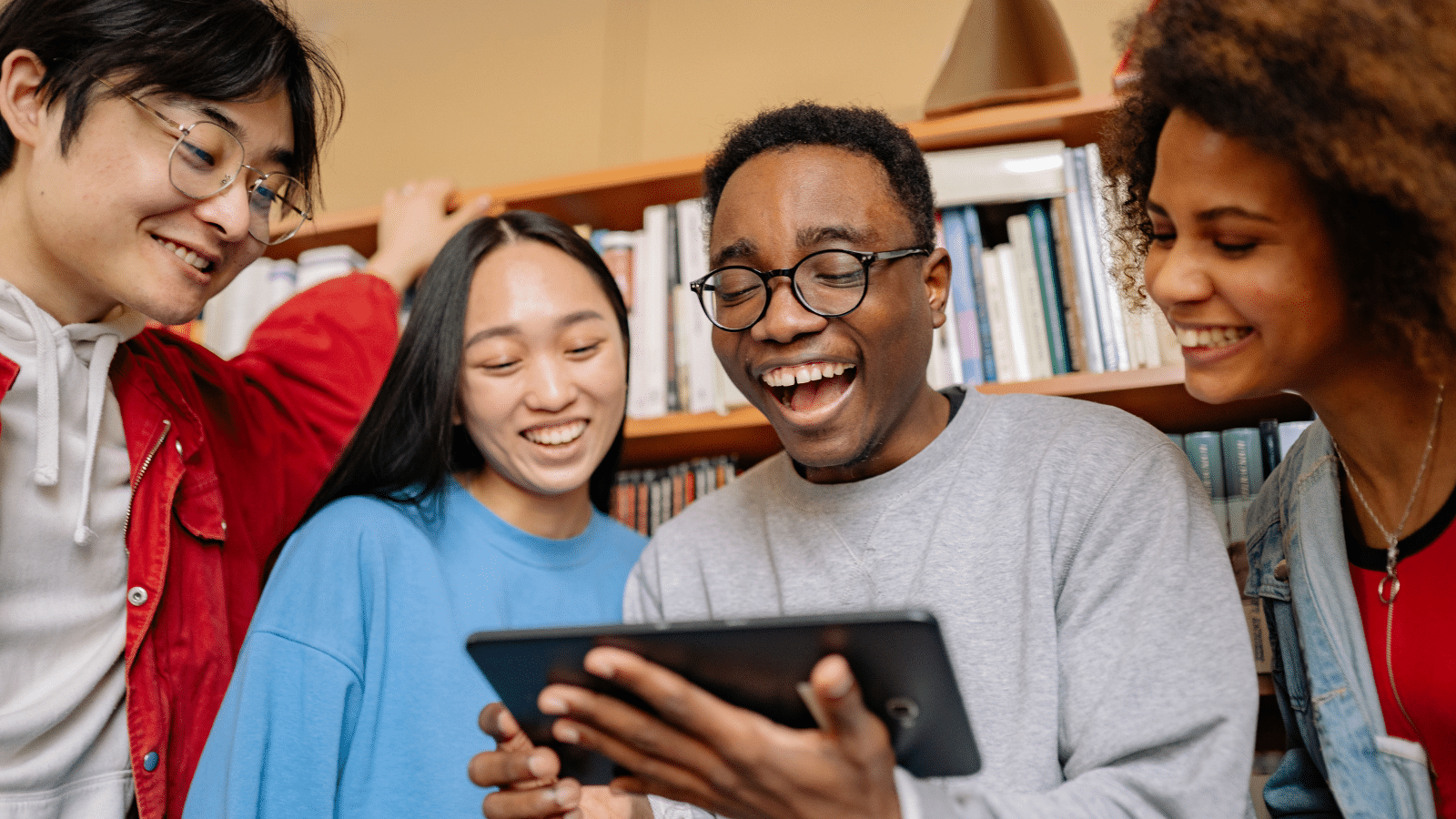How to Balance Studies and Social Life While Studying Abroad